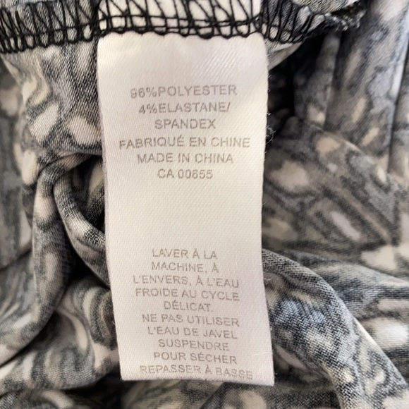 Reitmans black abstract print button-up top - Picture 4 of 5